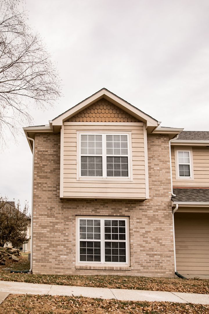 Lawrence Apartment: 4410 Clinton Parkway