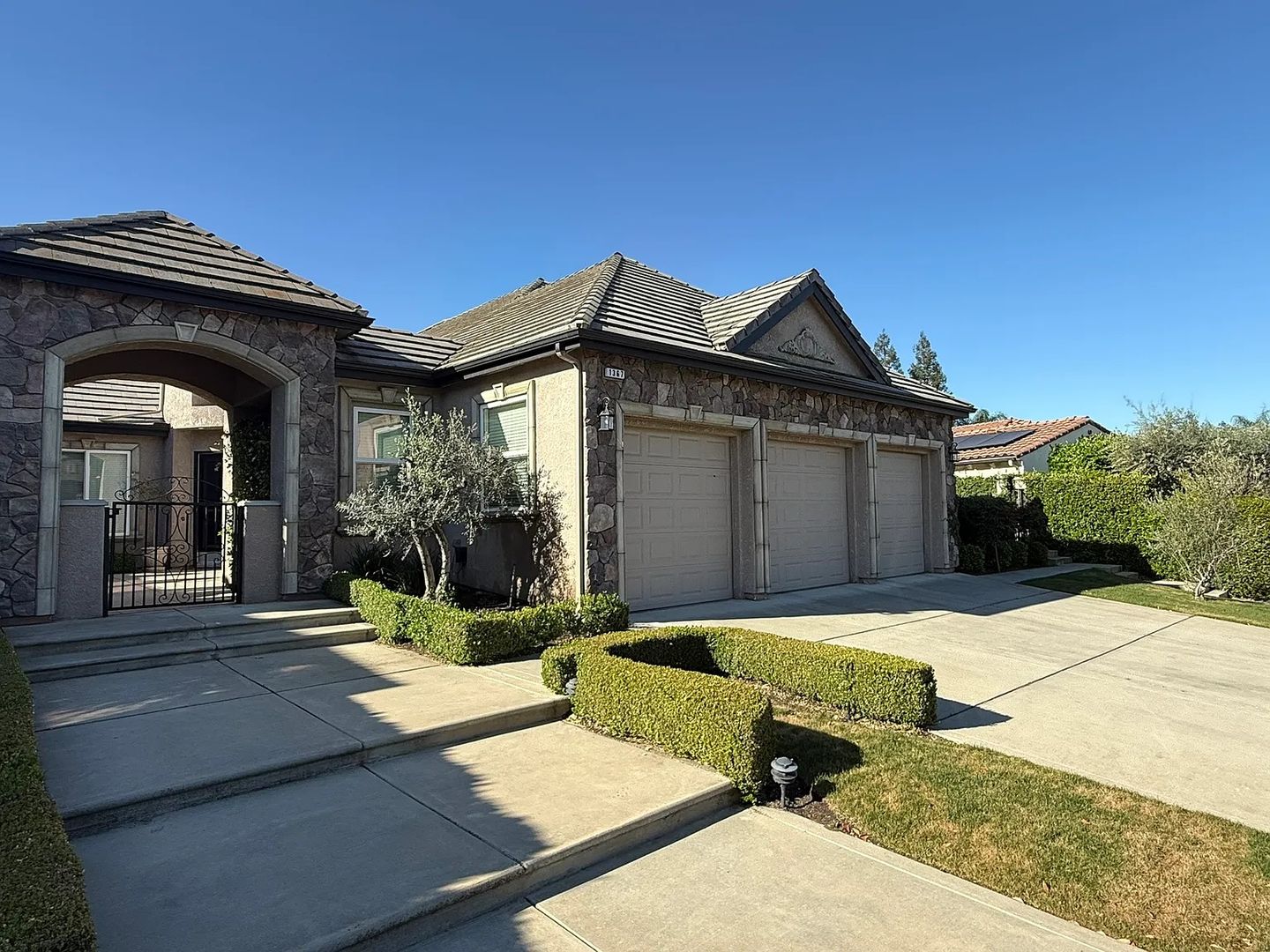 Fresno House: 1367 Glenlake Ln