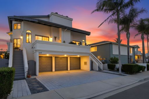 Stunning updated condo 1 block from the beach Furnished or Unfurnished! – photo 1