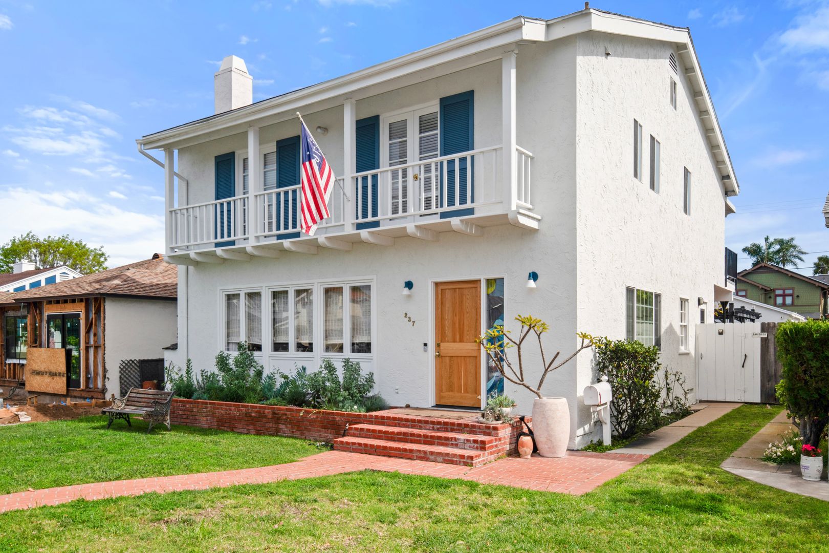 Coronado Apartment: 237 E Avenue