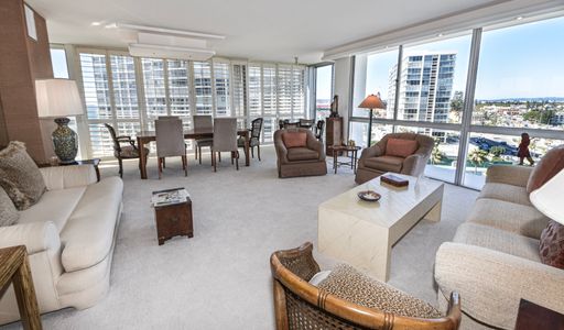 Spacious 2 bedroom Plus Den, 3 bathroom unit in Coronado Shores! – photo 1