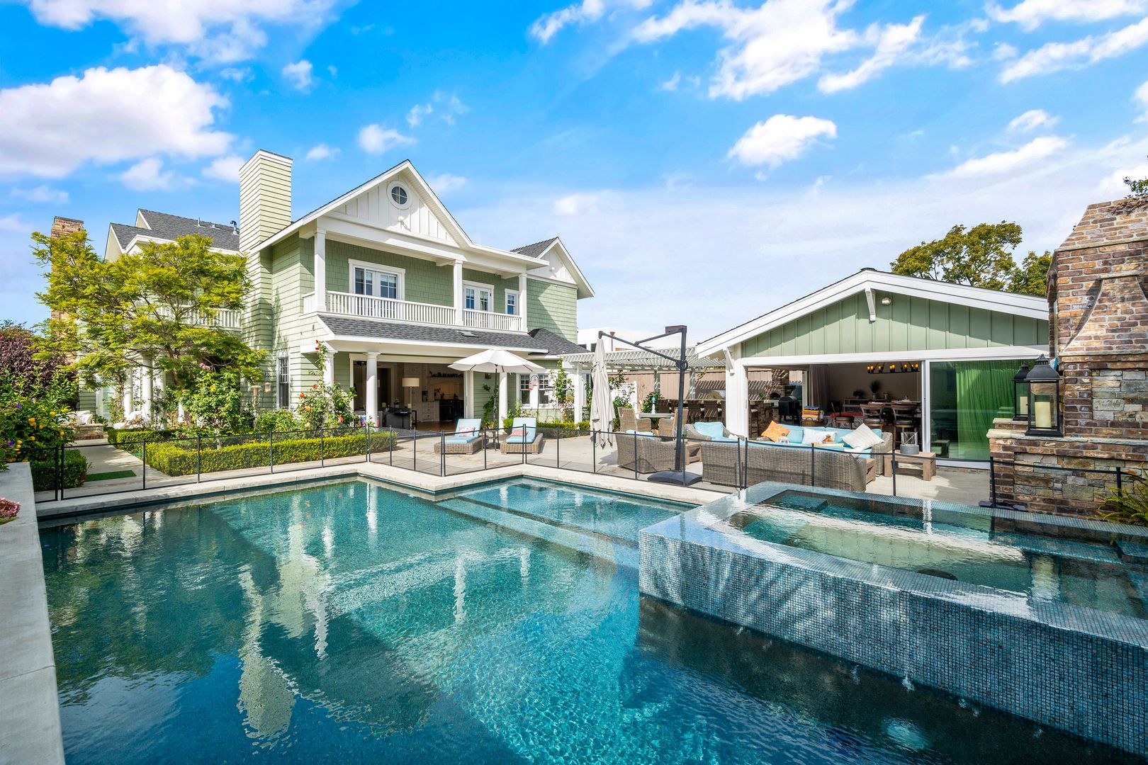 Coronado Apartment: 751 Country Club Lane