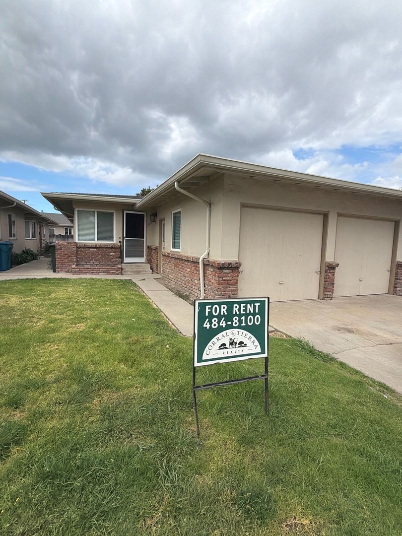 Salinas Apartment: 1054 - 1056A Pajaro Street