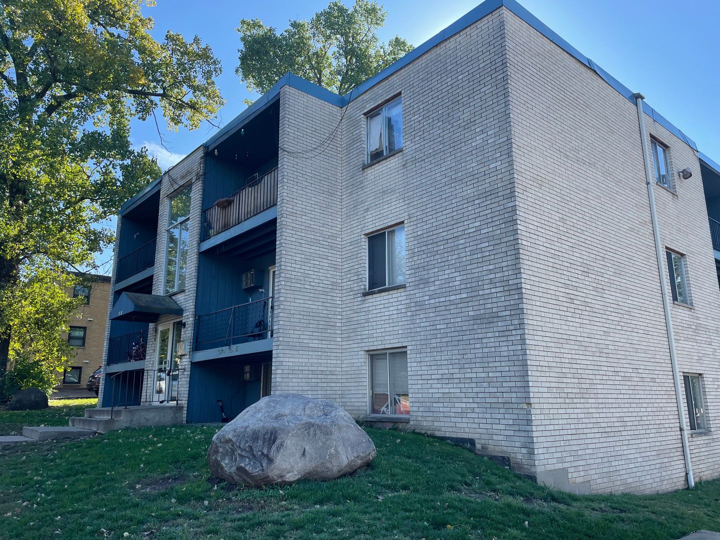 York Ave Apartments 4 of 8