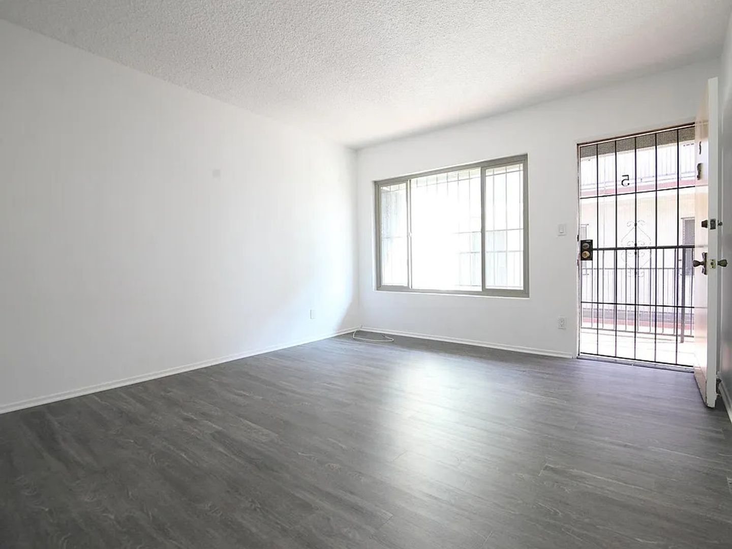 Los Angeles Apartment: 1226 N Commonwealth