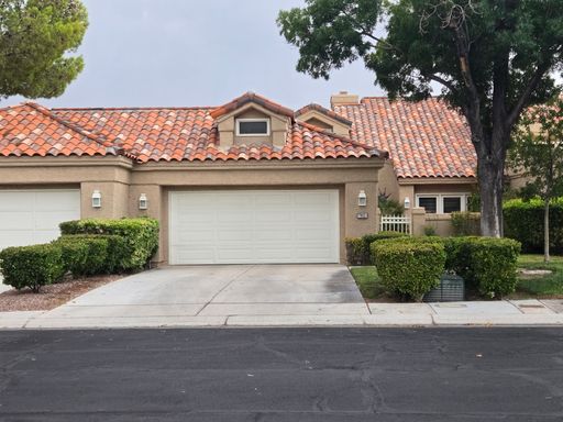 STUNNING GOLF COURSE AND WATER VIEWS IN GUARD-GATED SPANISH TRAIL! – photo 1