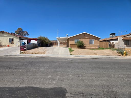 A Very Nice and Clean 3 Bedroom Single Story House in East Las Vegas. NO HOA!!! – photo 1