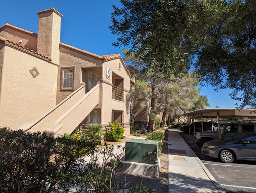 ******* 2 WEEKS FREE RENT ******* A Fabulous 2 Bedroom Condo on the First floor. – photo 1