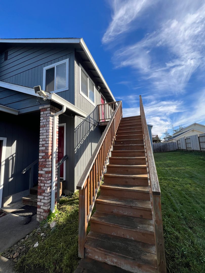 Mckinleyville Apartment: 1805 Caroline Avenue