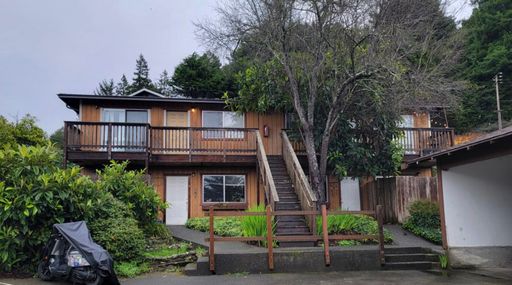 2 bedroom, 1 bath upstairs apartment within walking distance to Cal Poly Humboldt.