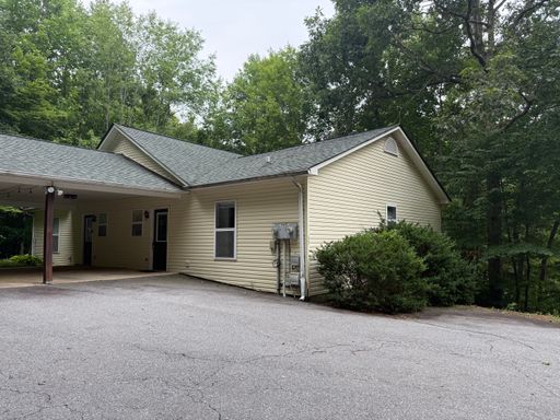 Beautifully Updated One-Level Townhome in Black Mountain