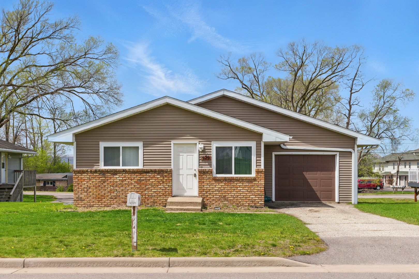 Onalaska Apartment: 927-933 Park Ave W