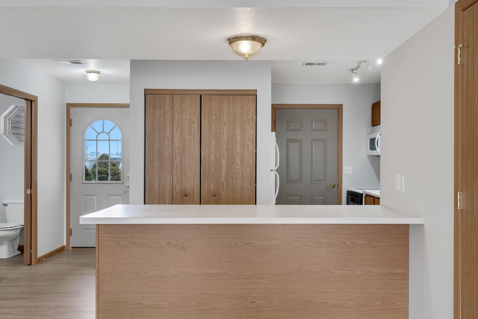 Holmen Apartment: 805 Angel Ct