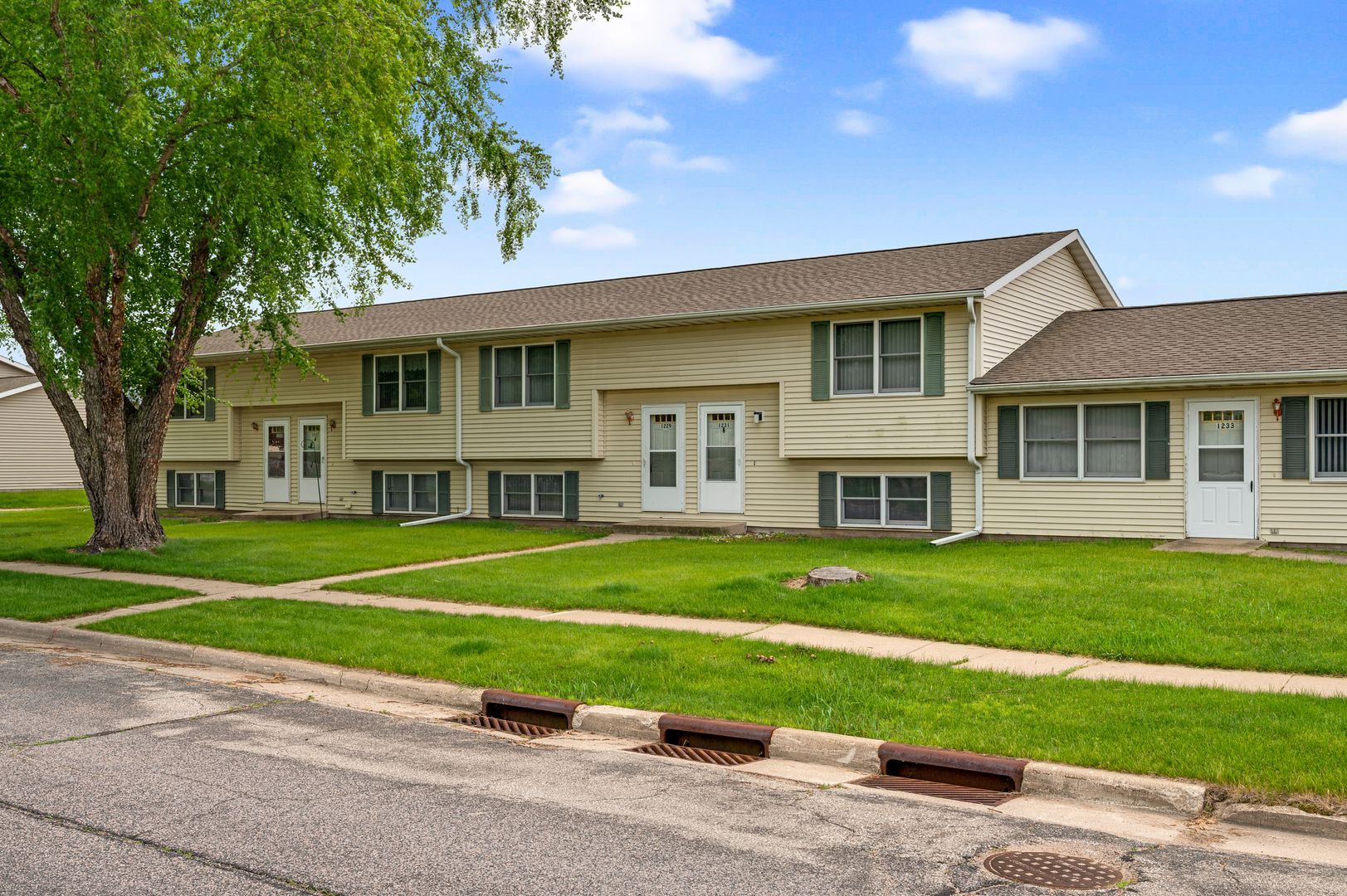 West Salem Apartment: 1225-1233 Branding Iron Rd