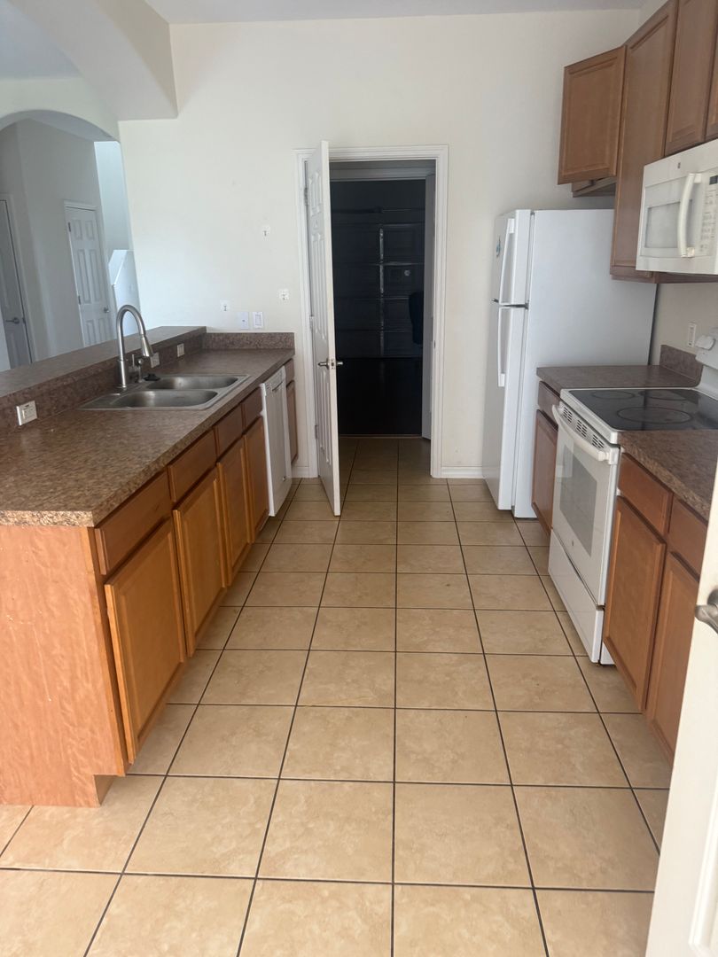 Saint Cloud House: 1784 Barton Towne Cir