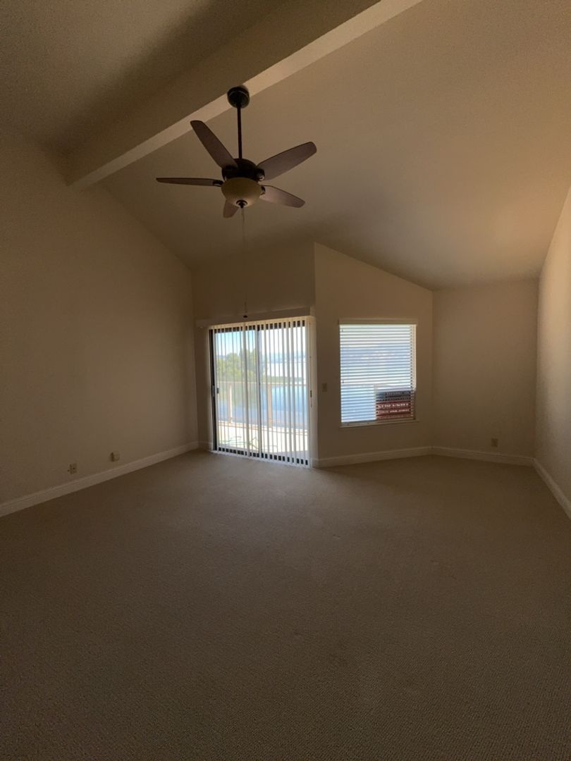 Lakeport House: 10 Royale Ave Apt 37