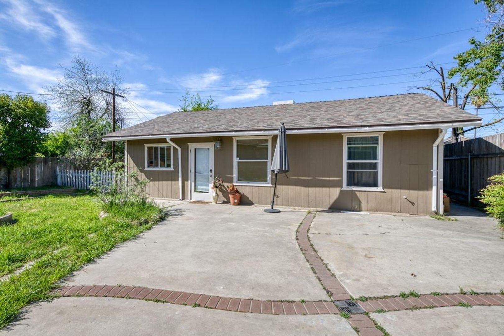 Fresno Apartment: 1222 W. Saginaw Way Unit A-B
