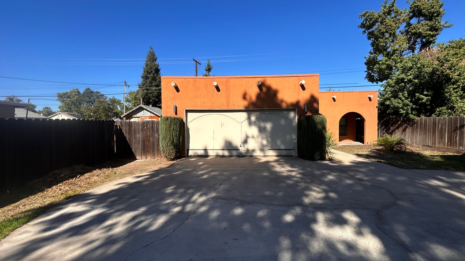 Modesto House: 1337 W Orangeburg Ave