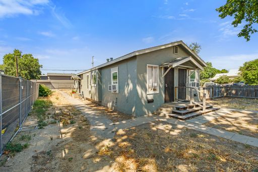 925 1/2 7th Street – photo 1