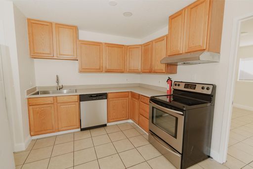 Duplex in Turlock - Water/Sewer/Garbage included – photo 1