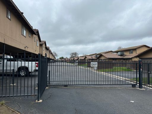 Gated community - Water, Garbage & Sewer Included – photo 1