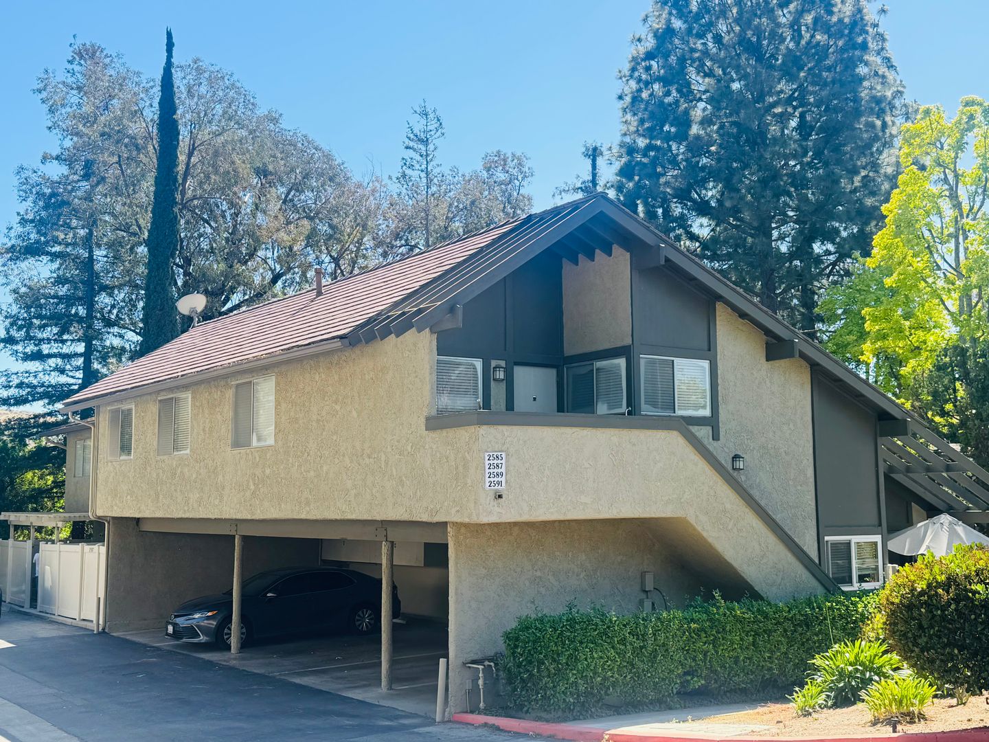 Thousand Oaks House: 2591 La Paloma Circle