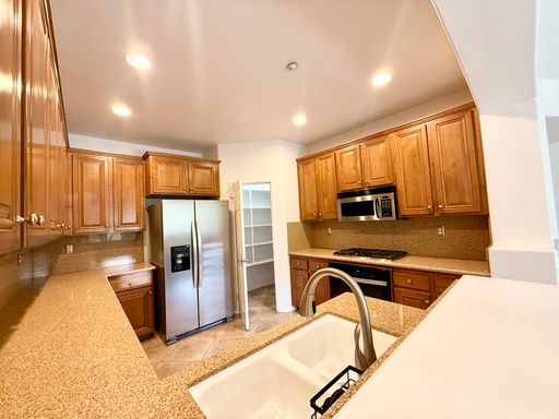 $750 OFF FIRST MONTHS RENT!! 3 Bedroom 2 Ba w/2 car garage! – photo 1