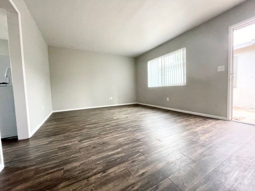 2 bedroom 1 bath duplex PET FRIENDLY! – photo 1
