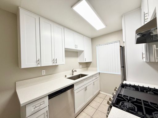 MOVE IN SPECIAL!! 1 Bedroom upstairs corner! Brand new Kitchen and Bath! – photo 1