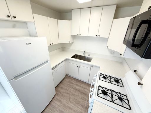 2 Bedroom 1 Bath Downstairs Corner Unit! (South Park) – photo 1