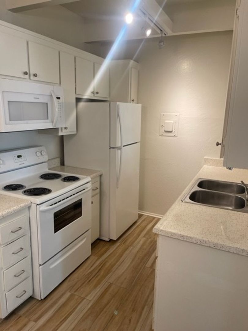 Goleta Apartment: 285 Mathilda Drive