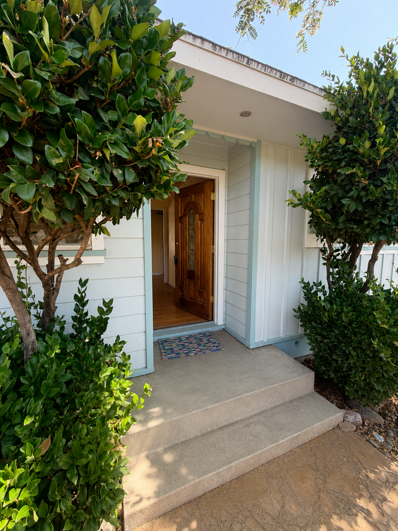 Santa Paula House: 933 Laurel Rd