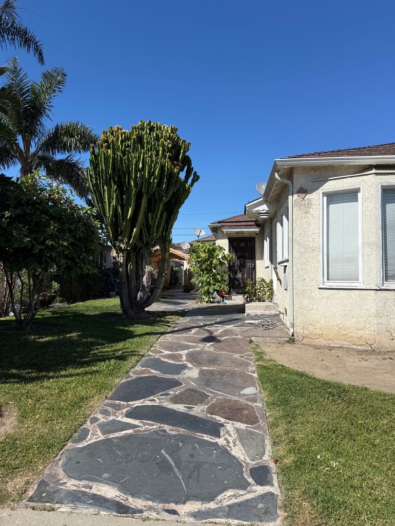 Oxnard Apartment: 225 W Robert Ave