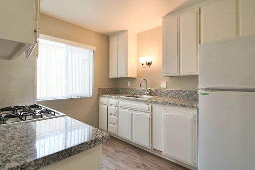 **Back To School Special One Month's Free Rent** 2 bedroom 1.5 bath Townhouse Apartment – photo 1