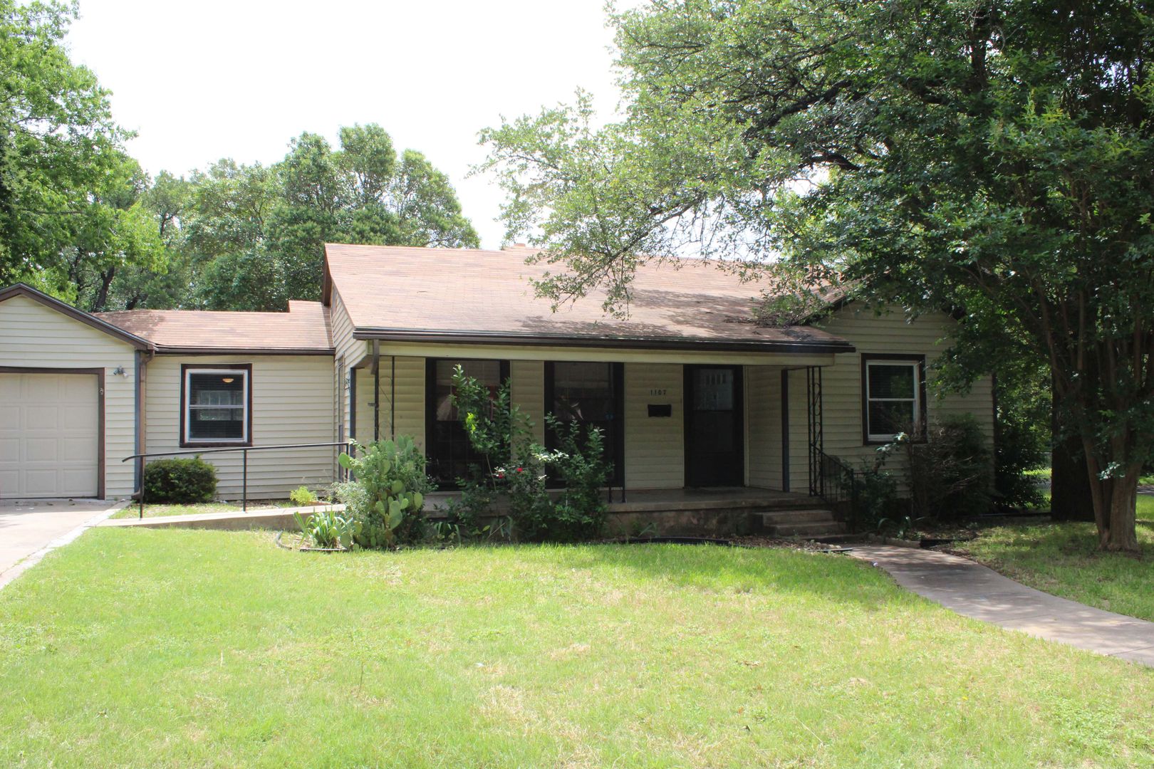Belton House: 1107 N Wall St