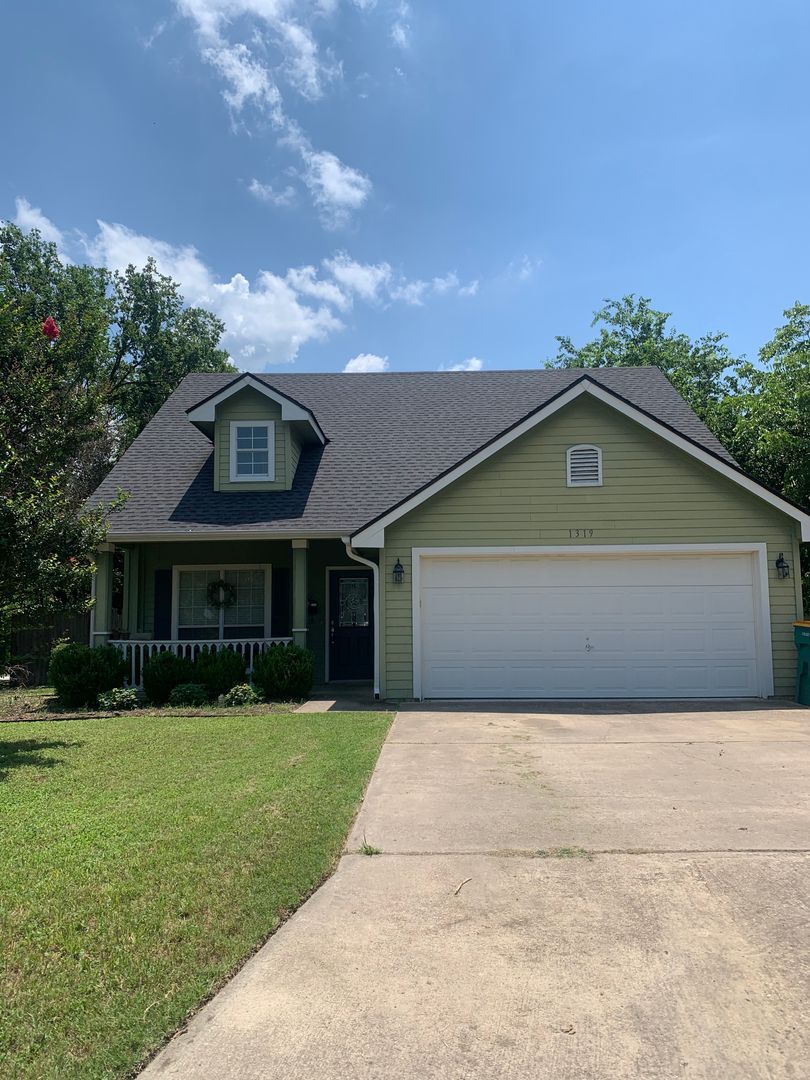 Belton House: 1319 N Penelope St