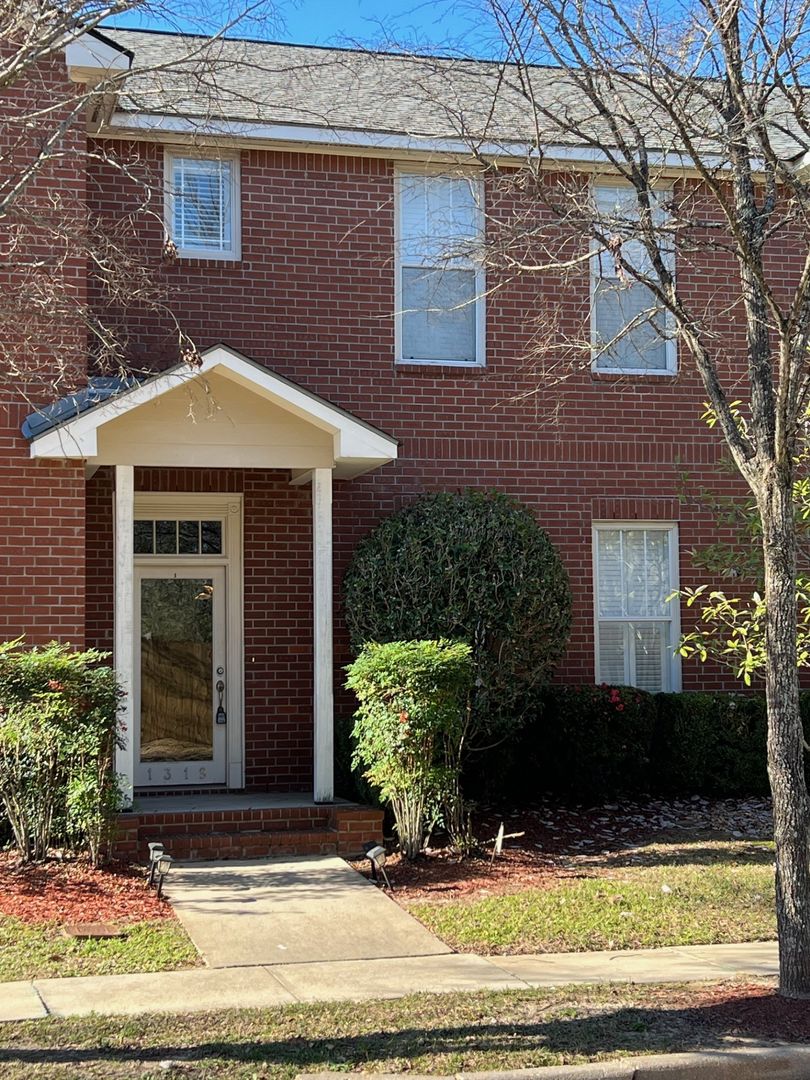 Baton Rouge House: 1319 Bromley Park Dr.