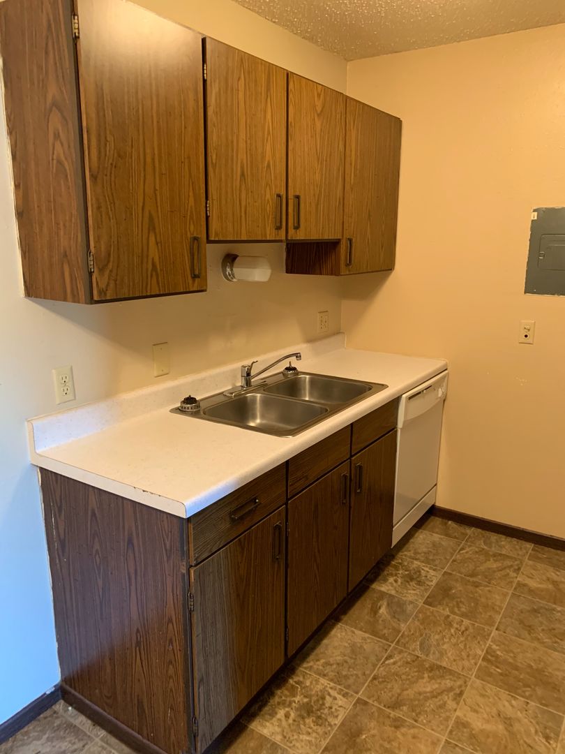 Moorhead Apartment: 1929 18th Ave S