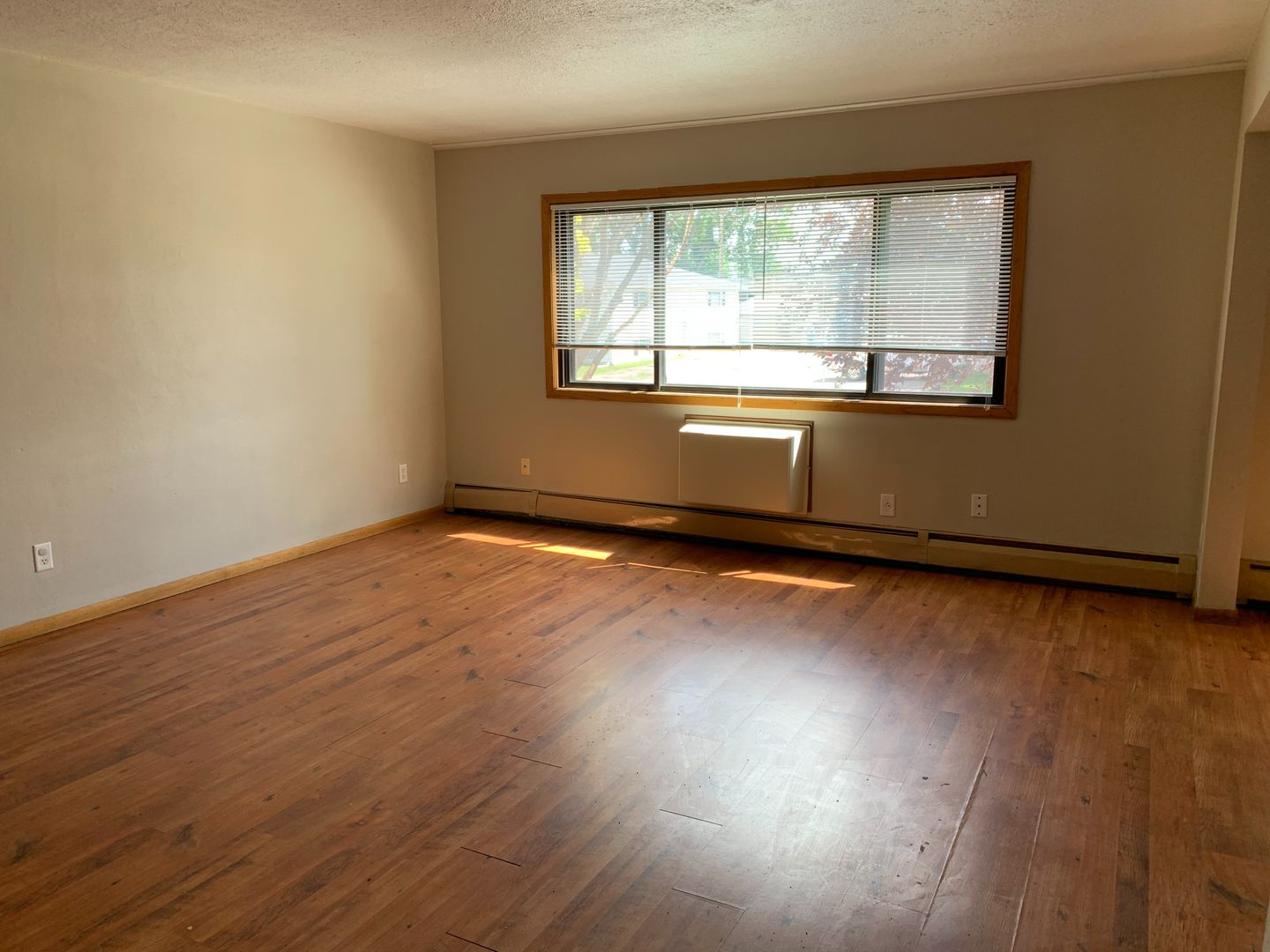 Moorhead Apartment: 1929 18th Ave S