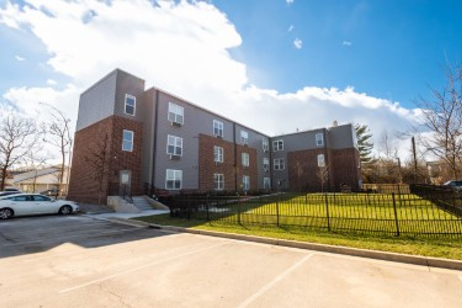 Lexington Apartment: 325 Blackburn Avenue