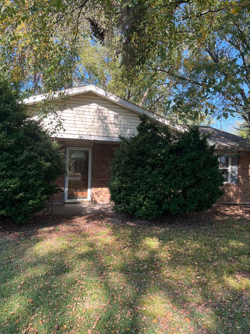 Springfield House: 3321 W Winchester