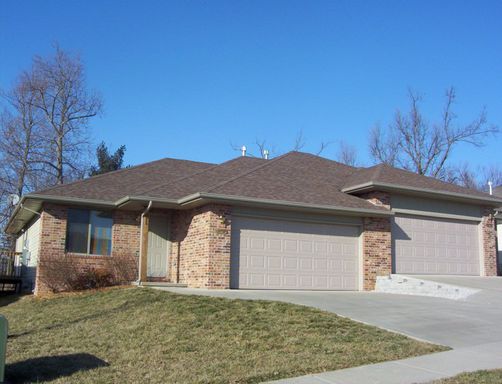 Awesome 2 bedroom duplex that is close everything! – photo 1