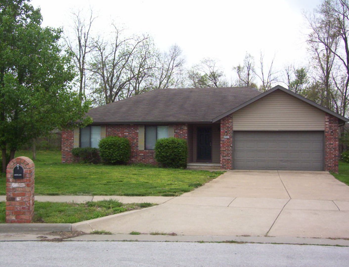 Springfield House: 3094 S Overhill