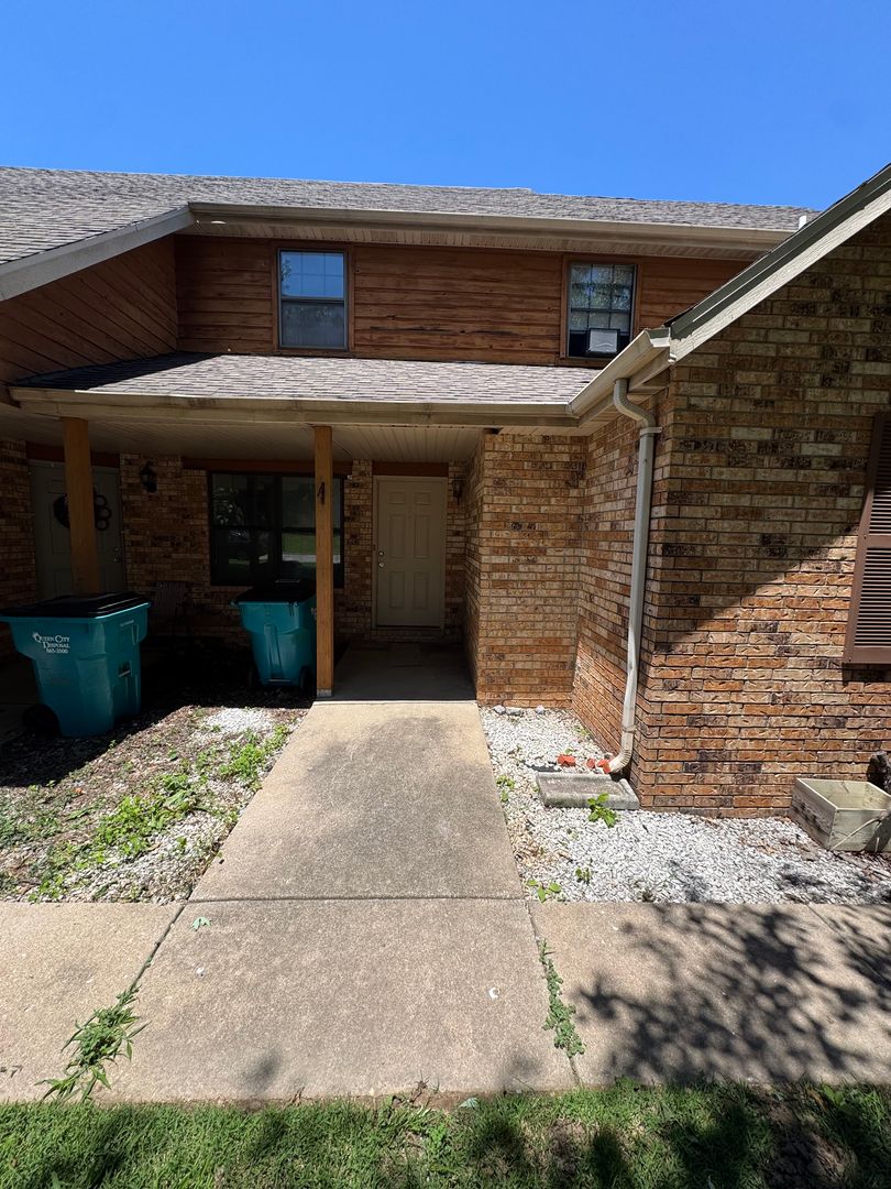 Springfield Apartment: 2991 W. Village Lane #A-D