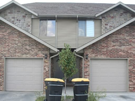 Awesome 2 bedroom townhouse that is close everything! – photo 1