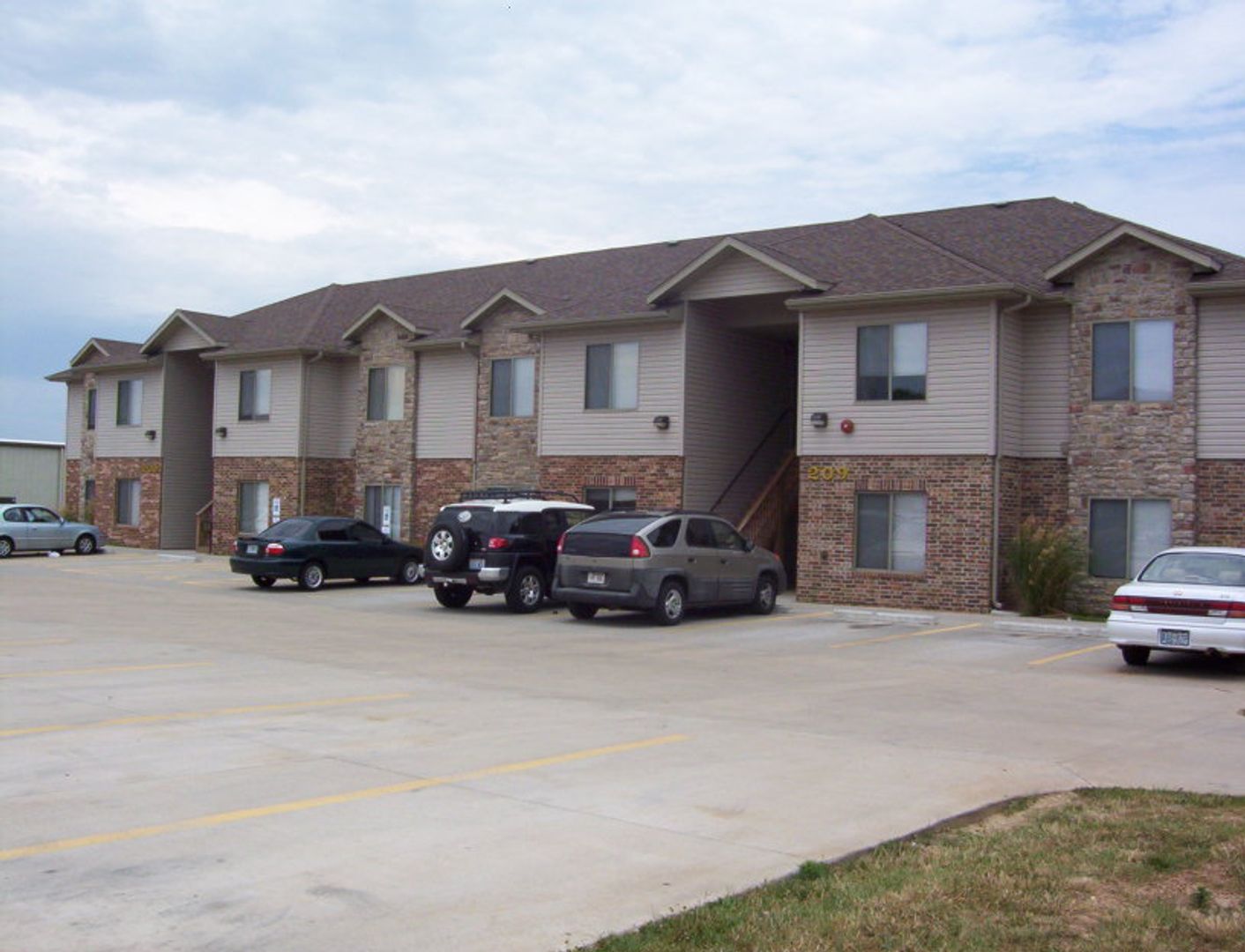 Springfield Apartment: 210 E. Erie #A-P