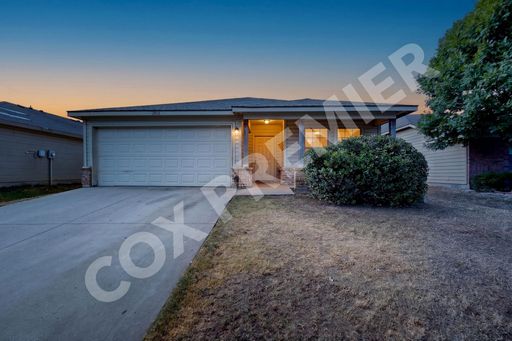 5-Bedroom Home with Spacious Layout, Fenced Yard & Pet-Friendly Living – photo 1