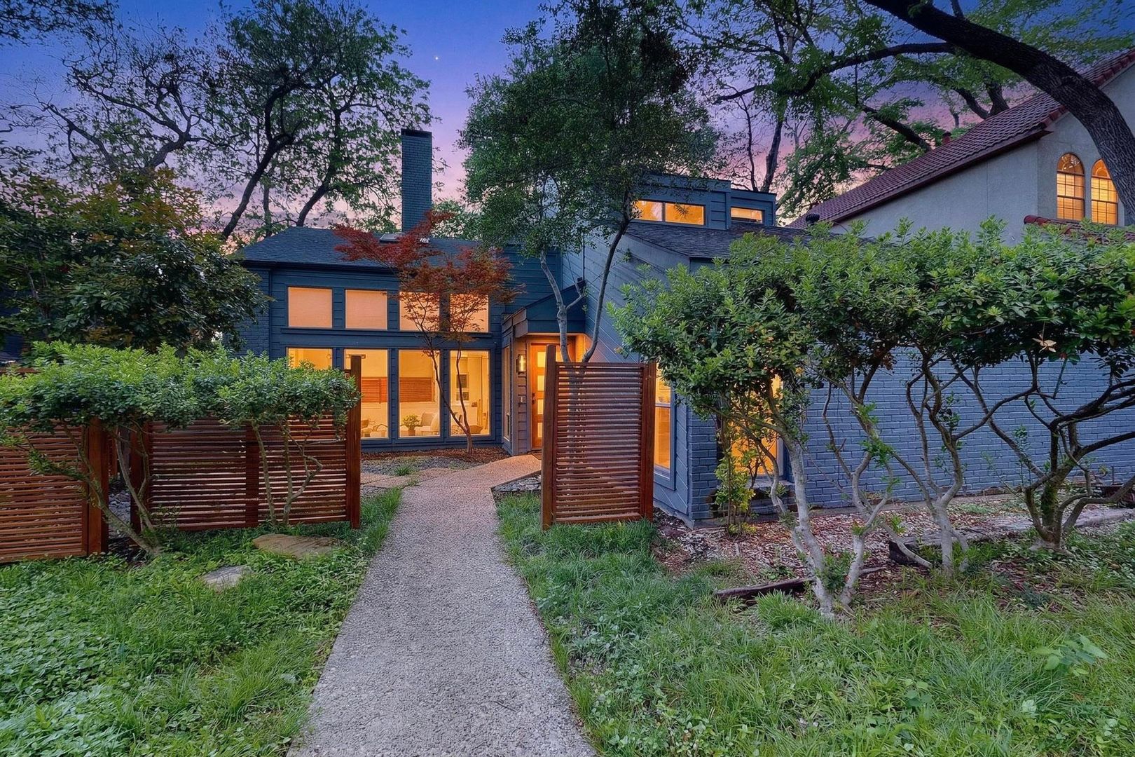 Dallas House: 925 Easton Place