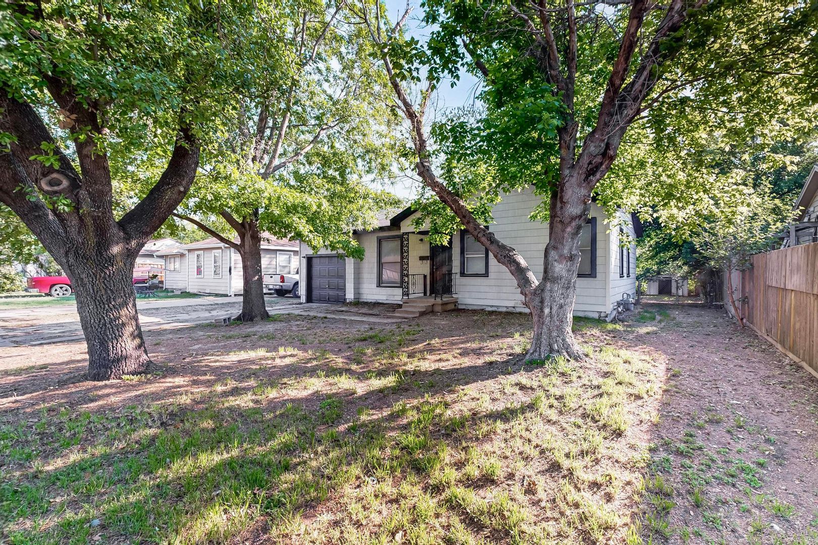 Grand Prairie House: 220 NE 36th St