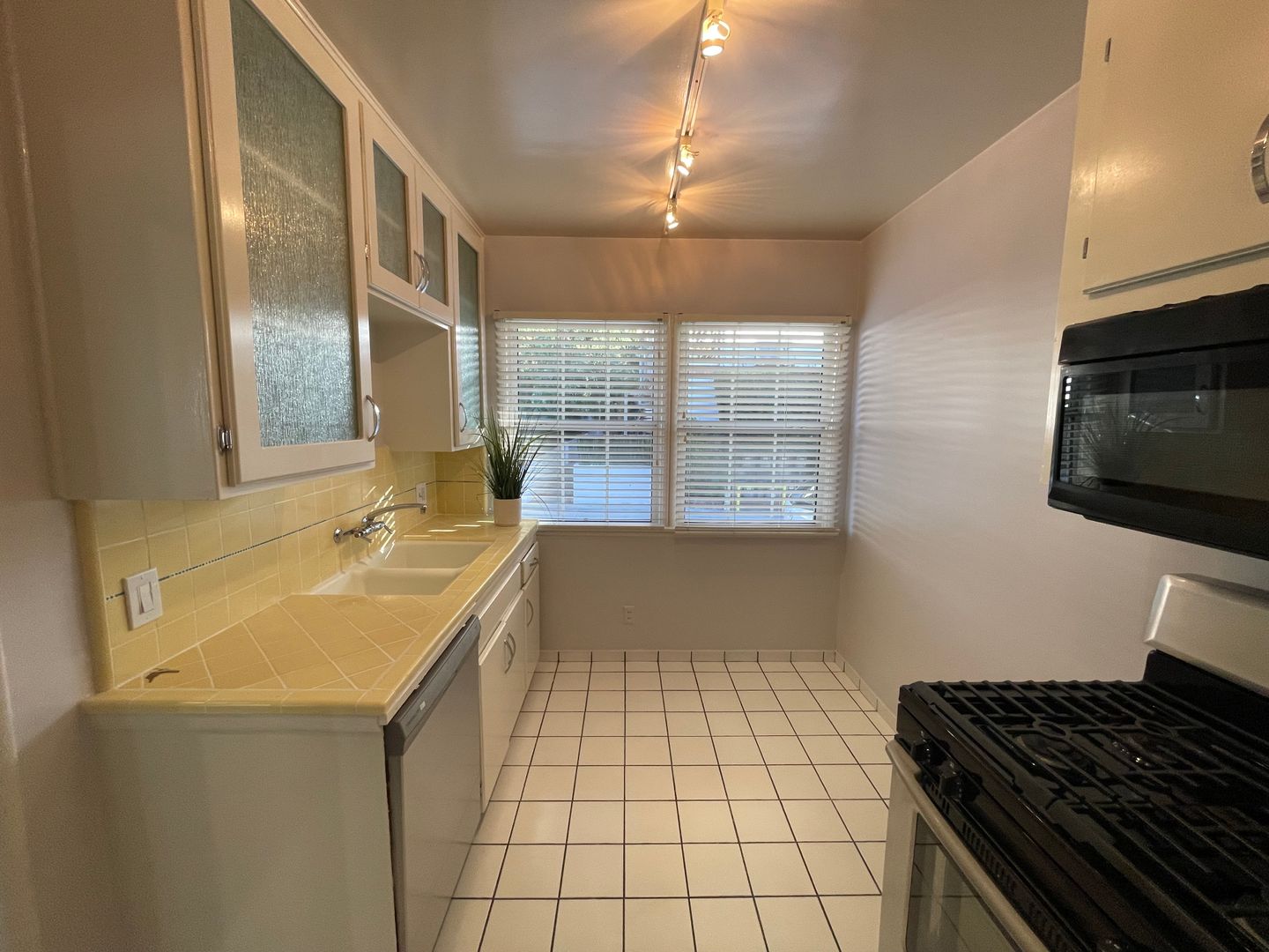 North Hollywood Apartment: 10814-10818 Blix St